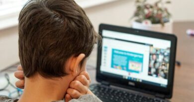 ECA Digital proteção de menores internet criança usando notebook segurança online