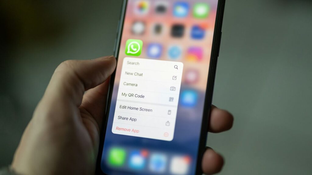 Guest Chats do WhatsApp: converse sem ter conta 1 Pessoa usando WhatsApp Web no notebook com interface do Guest Chats