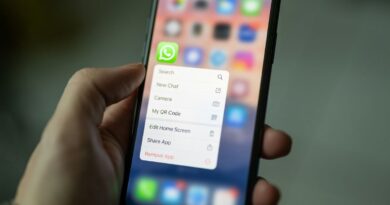 Pessoa usando WhatsApp Web no notebook com interface do Guest Chats