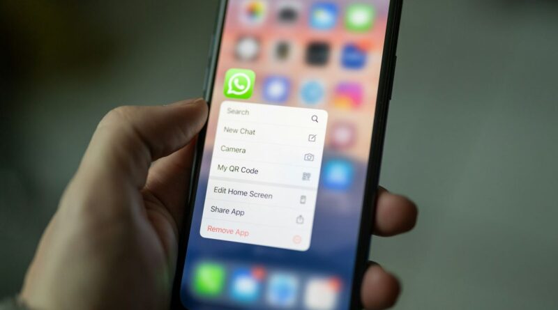 Pessoa usando WhatsApp Web no notebook com interface do Guest Chats