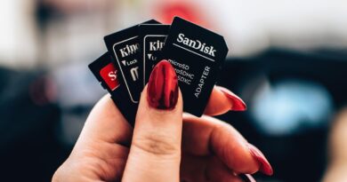 Cartões microSD espalhados sobre superfície branca representando armazenamento digital