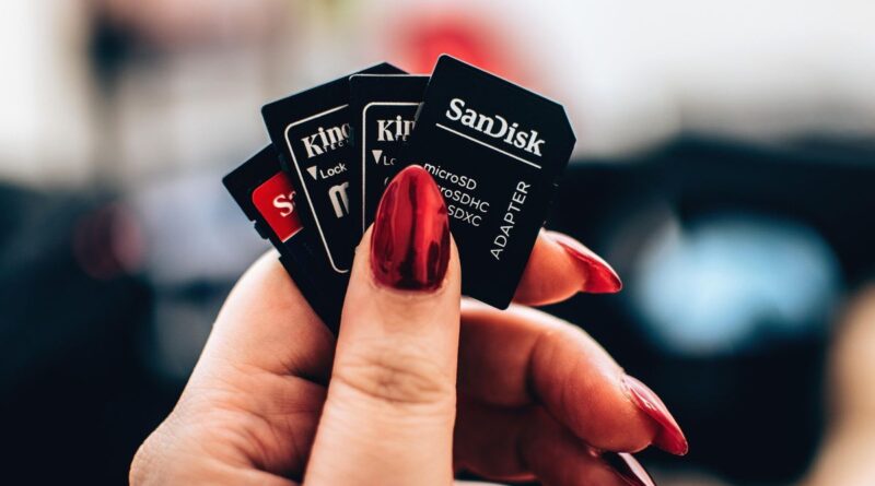 Cartões microSD espalhados sobre superfície branca representando armazenamento digital