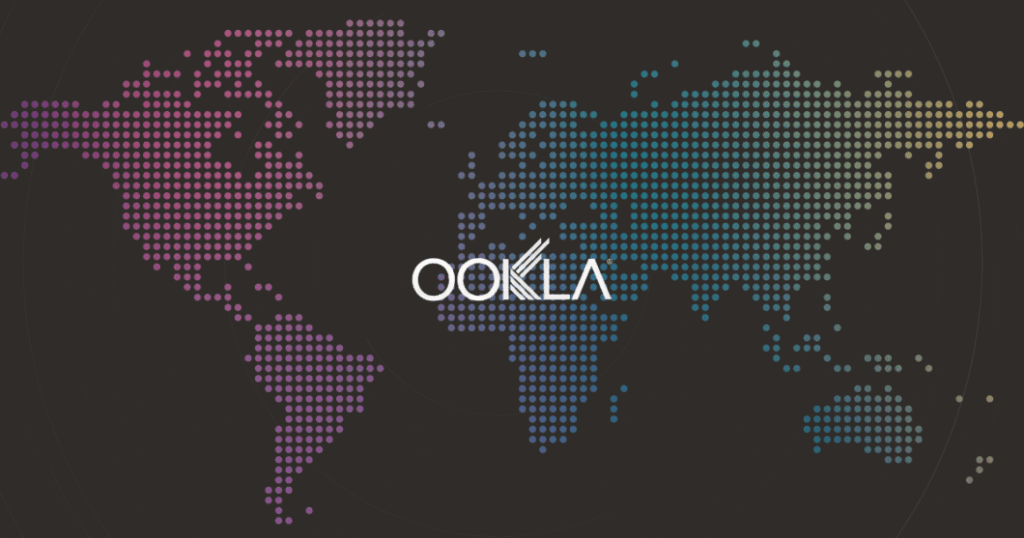 Logo da Ookla sobre mapa-múndi, simbolizando a operação global da empresa