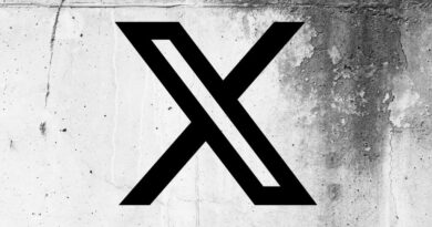 Logotipo da X (antigo Twitter) em uma parede rachada
