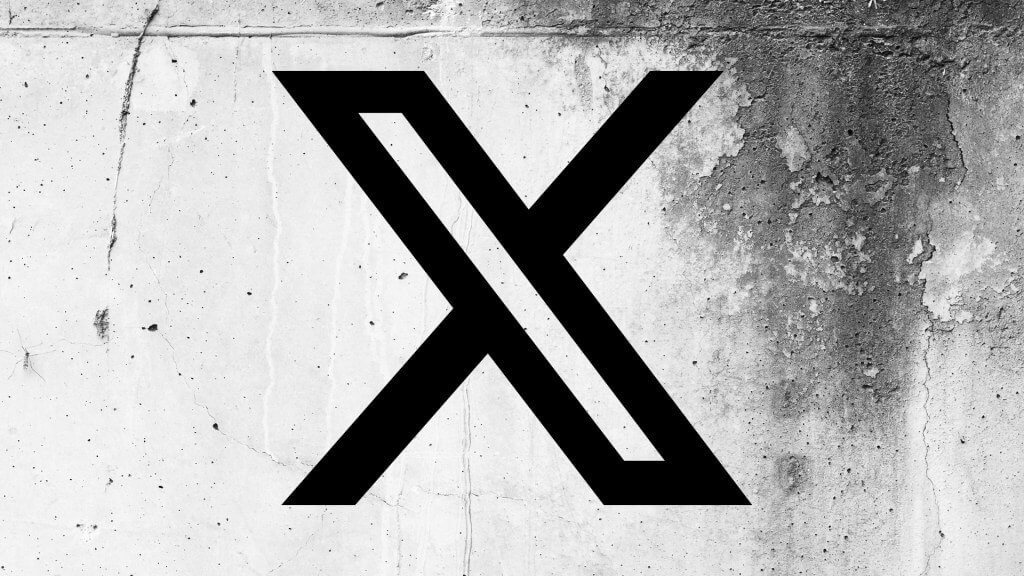X reduz limite diário de posts para contas gratuitas 2 Logotipo da X (antigo Twitter) em uma parede rachada