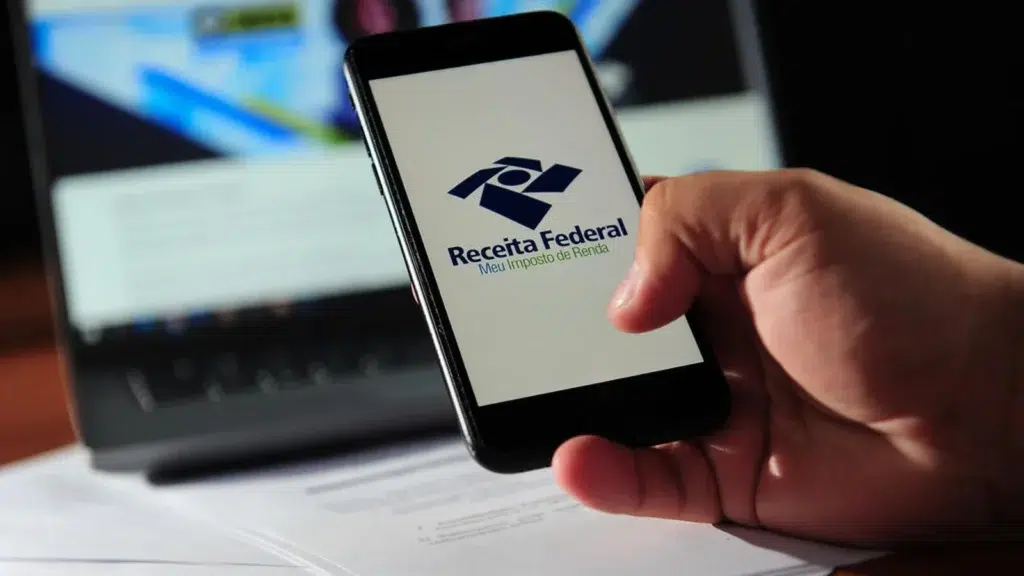 Fiscal da Receita Federal utilizando sistemas de inteligência artificial para detectar inconsistências em declarações