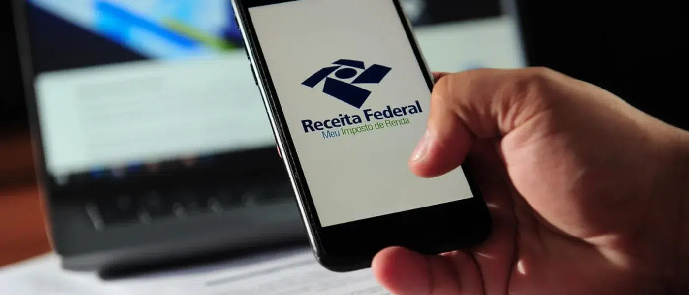 Fiscal da Receita Federal utilizando sistemas de inteligência artificial para detectar inconsistências em declarações