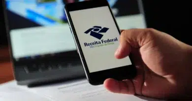Fiscal da Receita Federal utilizando sistemas de inteligência artificial para detectar inconsistências em declarações