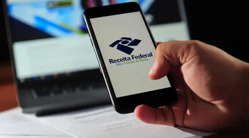 Fiscal da Receita Federal utilizando sistemas de inteligência artificial para detectar inconsistências em declarações