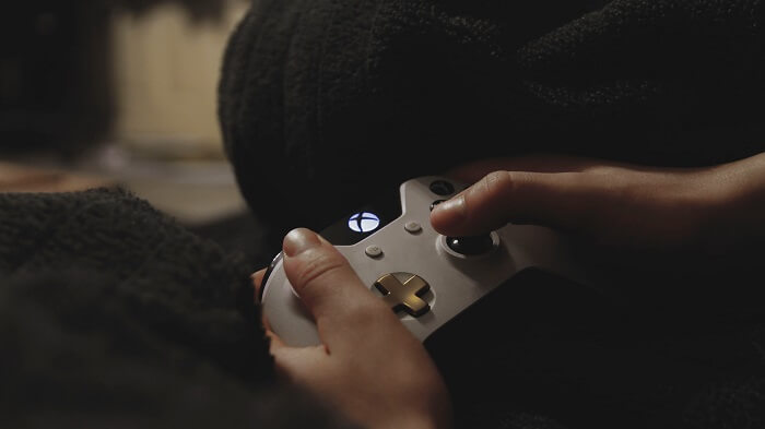 Project Helix: o novo Xbox com foco em PC e chip AMD 4 Controle do Xbox One sobre mesa de madeira