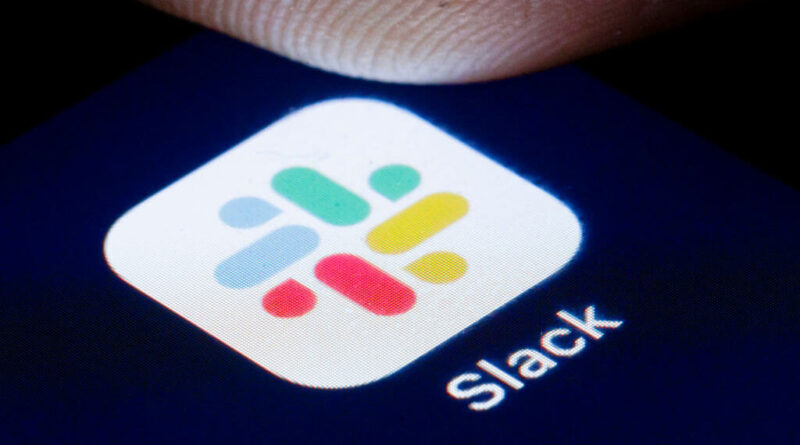 Logotipo do Slack exibido em um smartphone, representando a integração com Inteligência Artificial