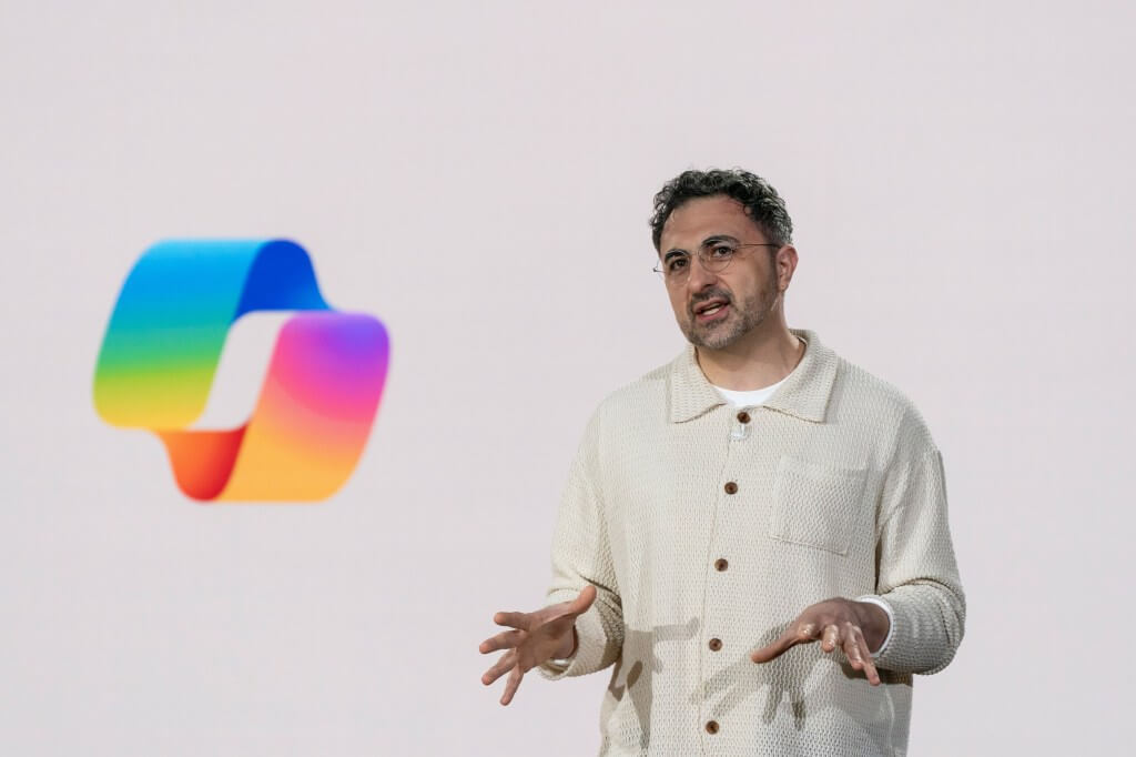 Microsoft lança três novos modelos de IA para competir com Google e OpenAI 1 Mustafa Suleyman, CEO da Microsoft AI, durante evento na sede da empresa.