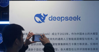 Homem fotografa um display DeepSeek em Hangzhou, simbolizando o avanço da IA na China.