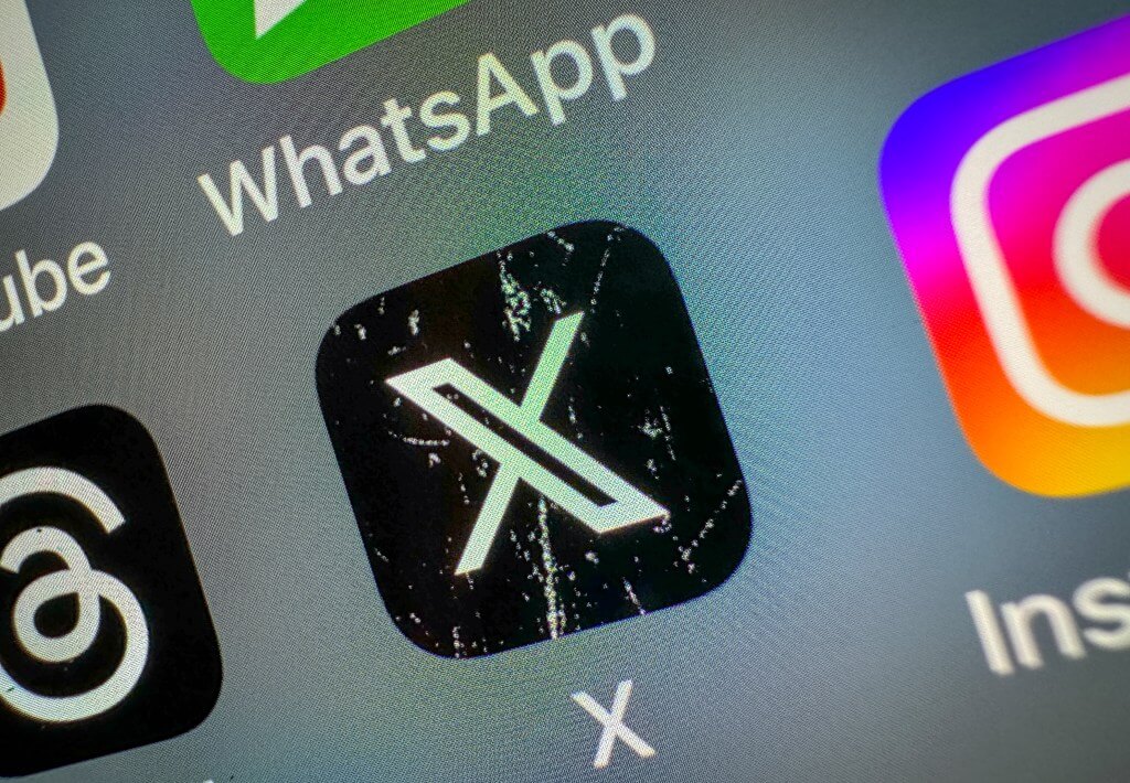 Tela de smartphone exibindo o aplicativo X (antigo Twitter)