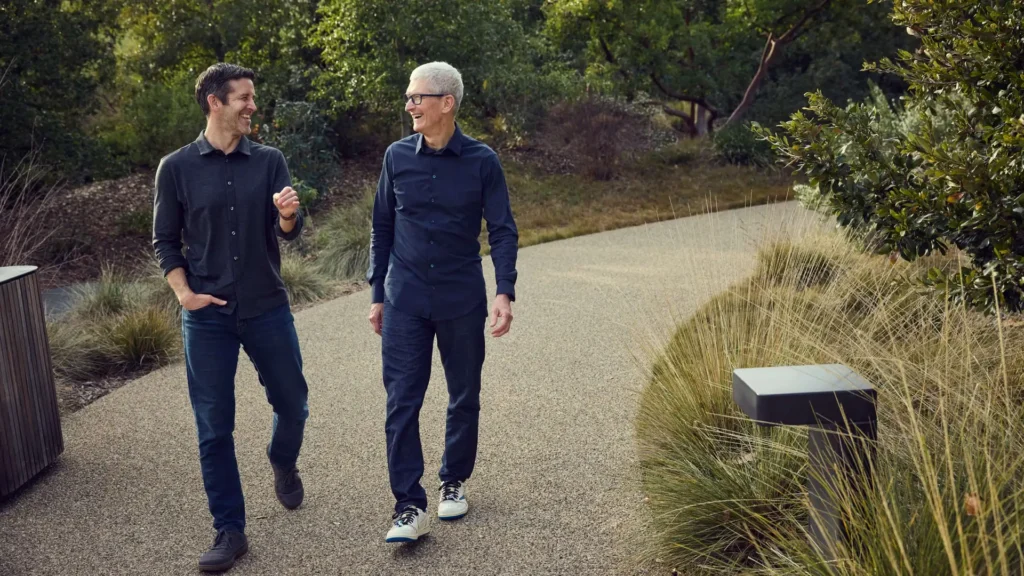 John Ternus será o novo CEO da Apple em 2026 2 John Ternus e Tim Cook sorrindo e caminhando lado a lado.