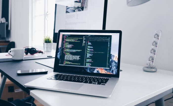 GitHub pausa novas assinaturas do Copilot devido a custos com IA 5 Desenvolvedores trabalhando com códigos no GitHub