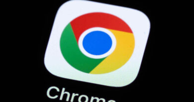 Aplicativo Google Chrome exibido em smartphone, representando as novas Skills de IA do navegador.
