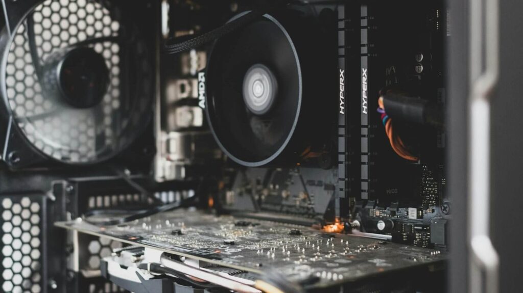 Interior de computador com placa-mãe e pentes de memória RAM