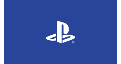Imagem de um PlayStation 5 branco com controle DualSense sobre fundo azul