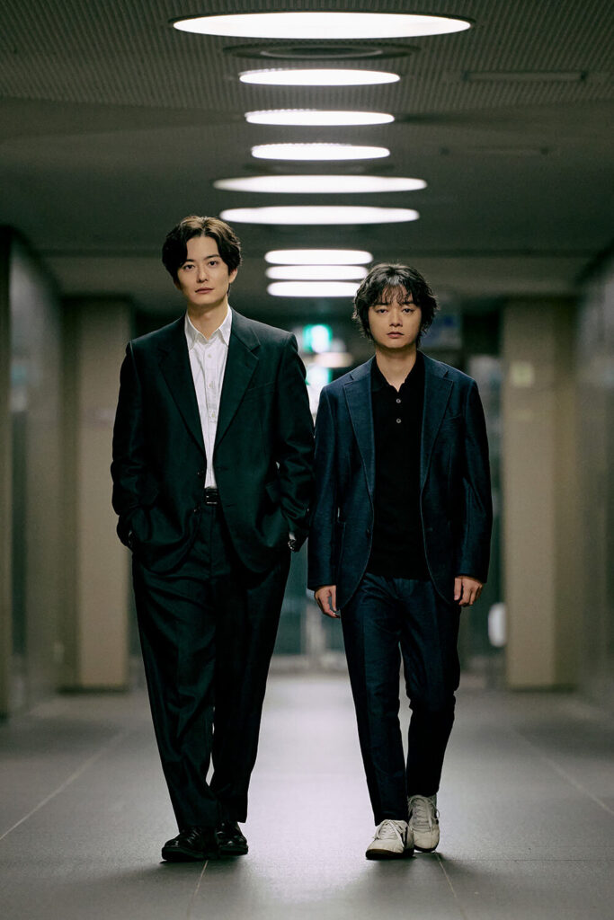 ‘Tagusari Bros’: thriller japonês chega à Netflix em abril de 2026 3 Cena de Tagusari Bros mostrando os irmãos Makoto e Minoru Tagusari