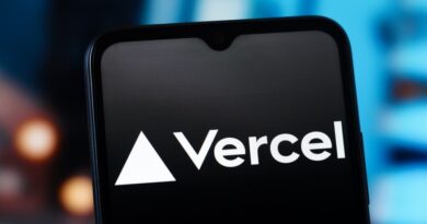 Logotipo da Vercel em tela de smartphone, ilustrando o ataque cibernético de 2026