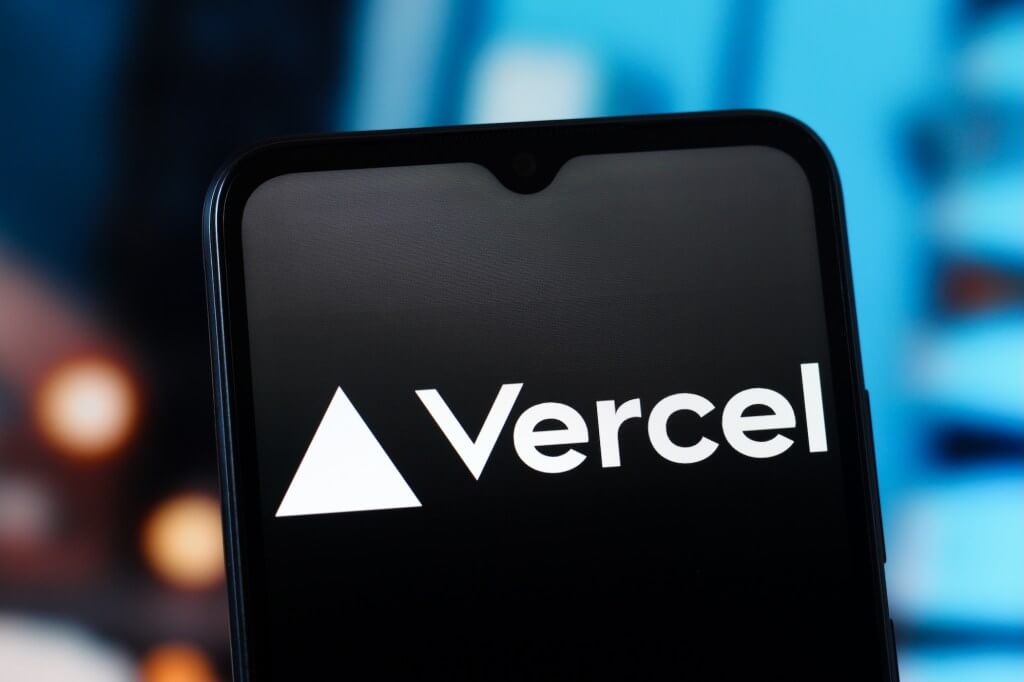 Logotipo da Vercel em tela de smartphone, ilustrando o ataque cibernético de 2026