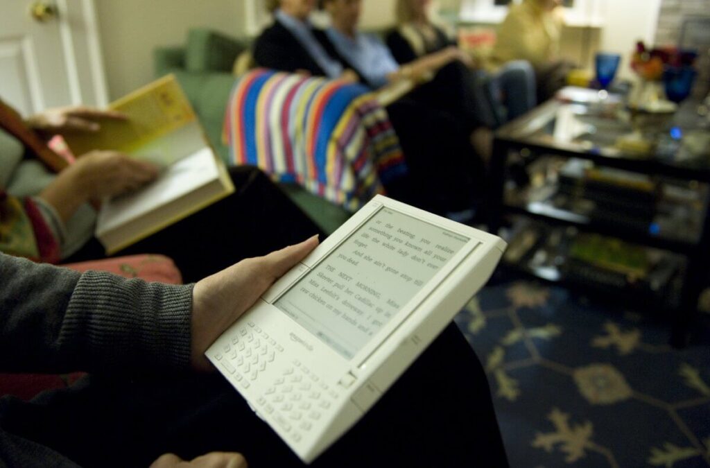 Usuários fazem jailbreak em Kindles antigos após fim do suporte da Amazon 1 Primeira geração do Kindle – Getty Images / Mary Knox Merrill