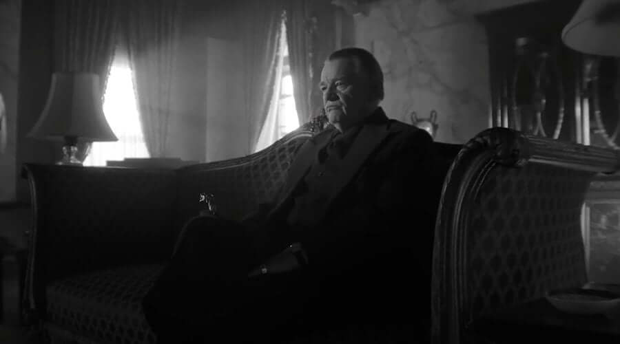Brendan Gleeson como Silvio Manfredi, o Cabelo de Prata em Spider-Noir