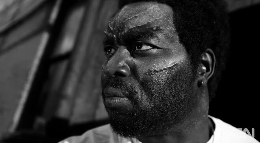 Abraham Popoola como Lápide, vilão brutal da série Spider-Noir