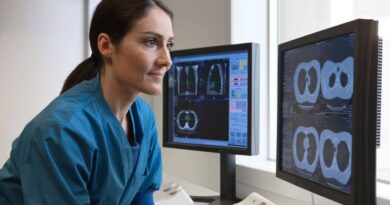Médico analisa exames de tomografia em computador - IA supera médicos