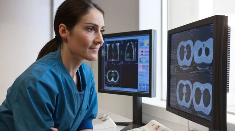 Médico analisa exames de tomografia em computador - IA supera médicos