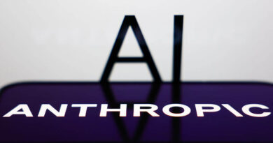 Logo da Anthropic exibido em tela e símbolo de IA.