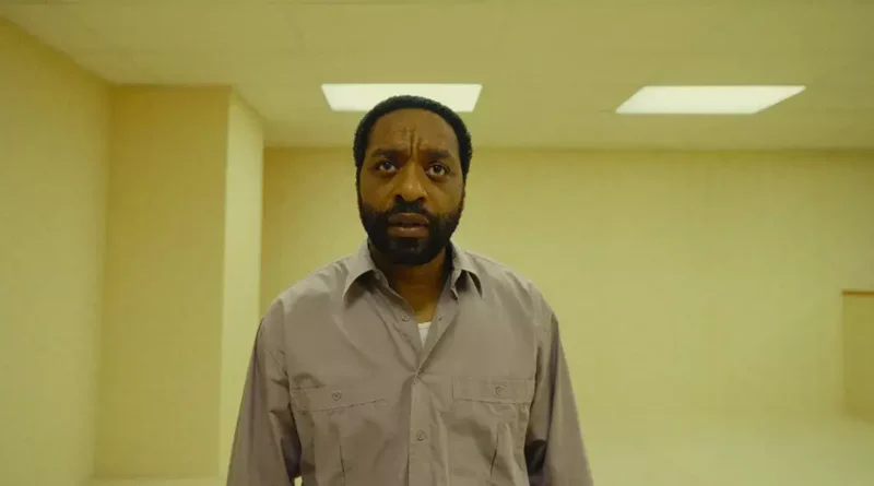 Backrooms: A24 aposta em jovem diretor e quebra recordes 1 Cena do filme Backrooms, novo terror da A24, dirigido por Kane Parsons
