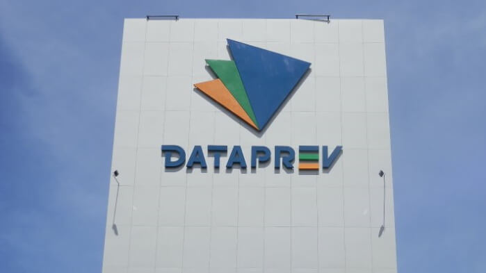 INSS confirma vazamento de dados após falha na Dataprev 3 Prédio com logotipo da Dataprev, responsável pelos dados sociais