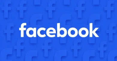 mao segurando celular com tela de login do Facebook, ilustrando novo app Forum