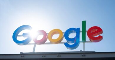 Logotipo do Google iluminado na fachada de um centro de dados no Texas