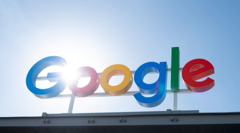 Logotipo do Google iluminado na fachada de um centro de dados no Texas