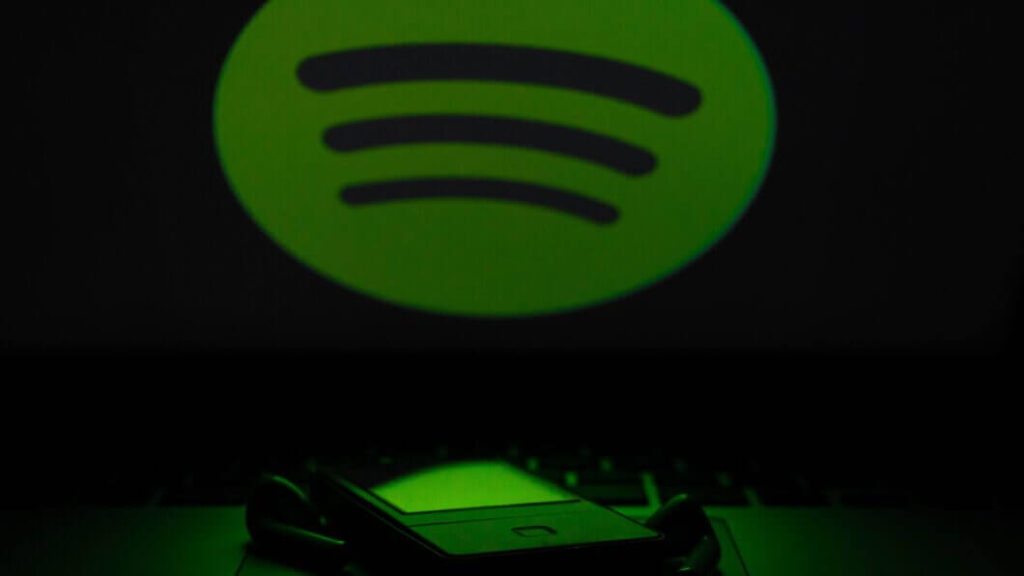 Spotify lança selo de verificação para artistas humanos 2 Interface do Spotify em notebook, representando o selo de verificação para artistas humanos e combate à IA