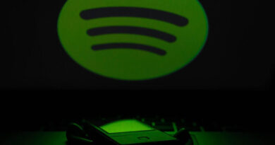 Interface do Spotify em notebook, representando o selo de verificação para artistas humanos e combate à IA