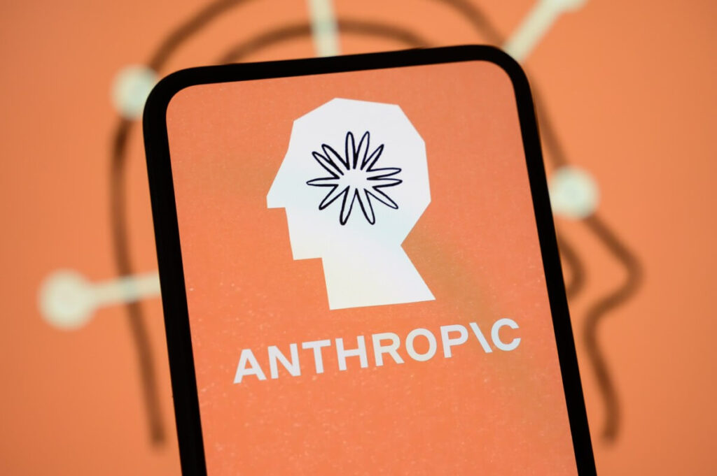 Logo da Anthropic em smartphone durante disputa sobre modelos de IA asiáticos