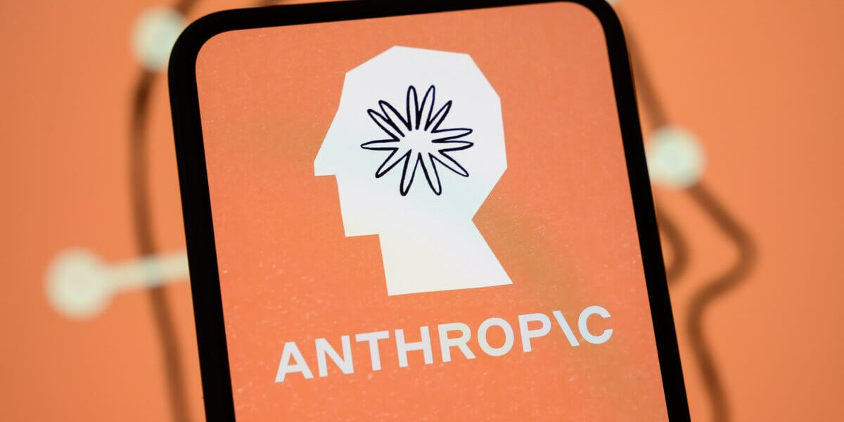 Logo da Anthropic em smartphone durante disputa sobre modelos de IA asiáticos