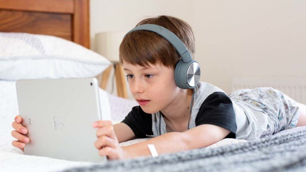 Criança usando tecnologia sob regras de proteção digital e alvará judicial