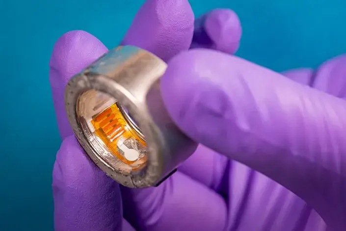 Anel inteligente mede glicose pelo suor com sensores eletroquímicos sem agulhas