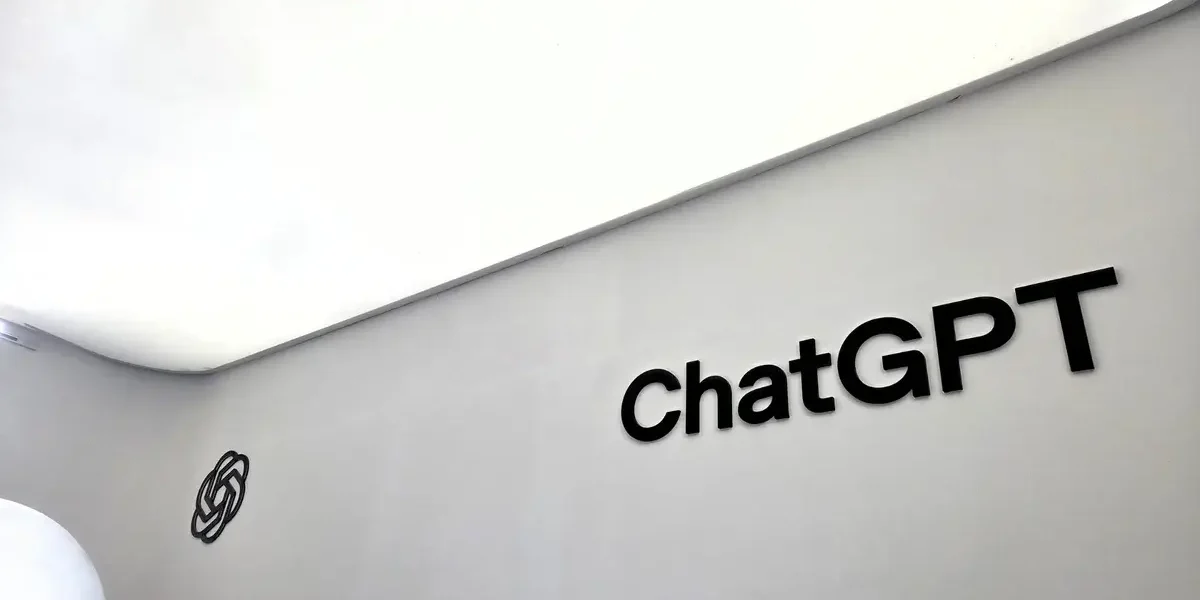 Anúncios no ChatGPT no Brasil com logo do ChatGPT em destaque