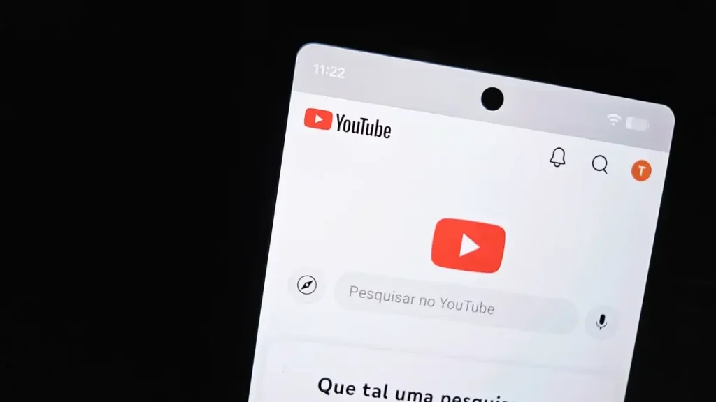 YouTube aumenta anúncios e irrita usuários 1 Celular com aplicativo do YouTube durante aumento de anúncios em vídeos