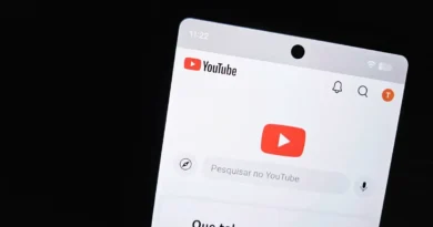 Celular com aplicativo do YouTube durante aumento de anúncios em vídeos