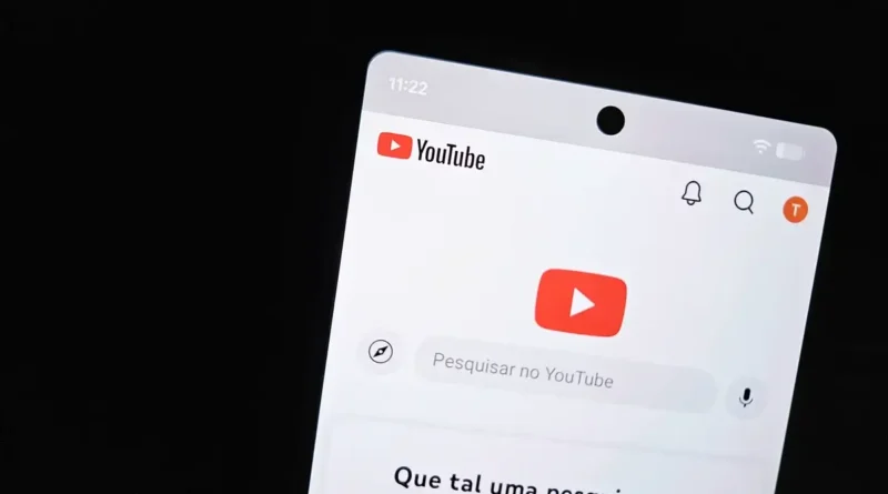 Celular com aplicativo do YouTube durante aumento de anúncios em vídeos