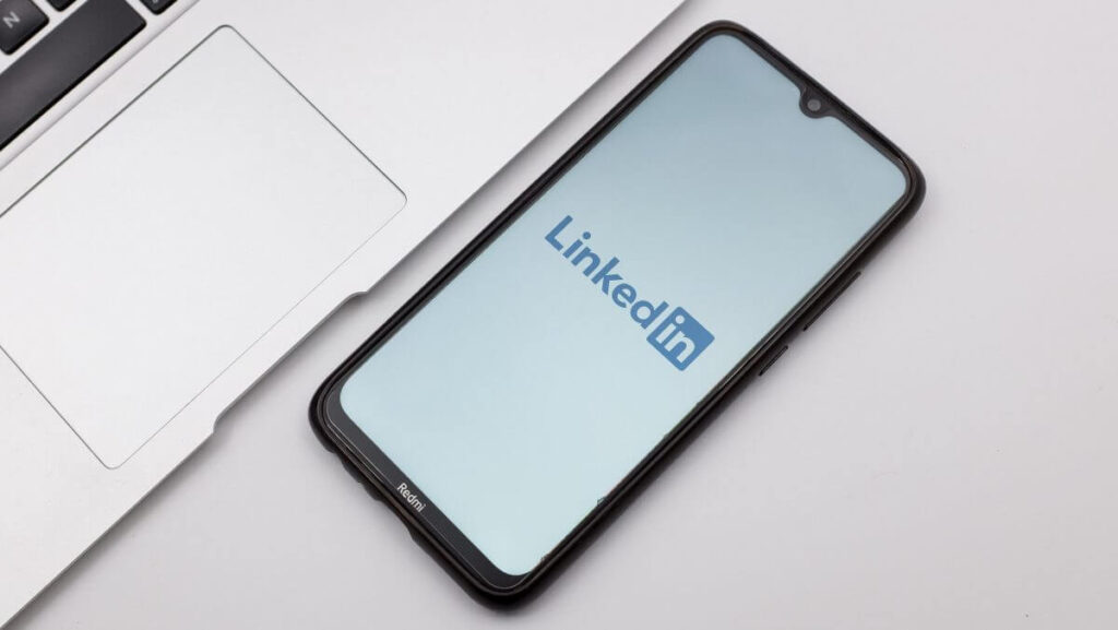 LinkedIn AI slop em celular com feed profissional e moderação por IA