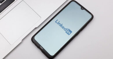 LinkedIn AI slop em celular com feed profissional e moderação por IA