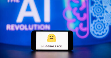 Logo da Hugging Face em celular durante incidente de segurança envolvendo OpenAI